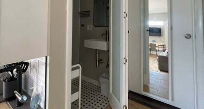 Cozy studio in phenomenal Los Angeles with WiFi, AC