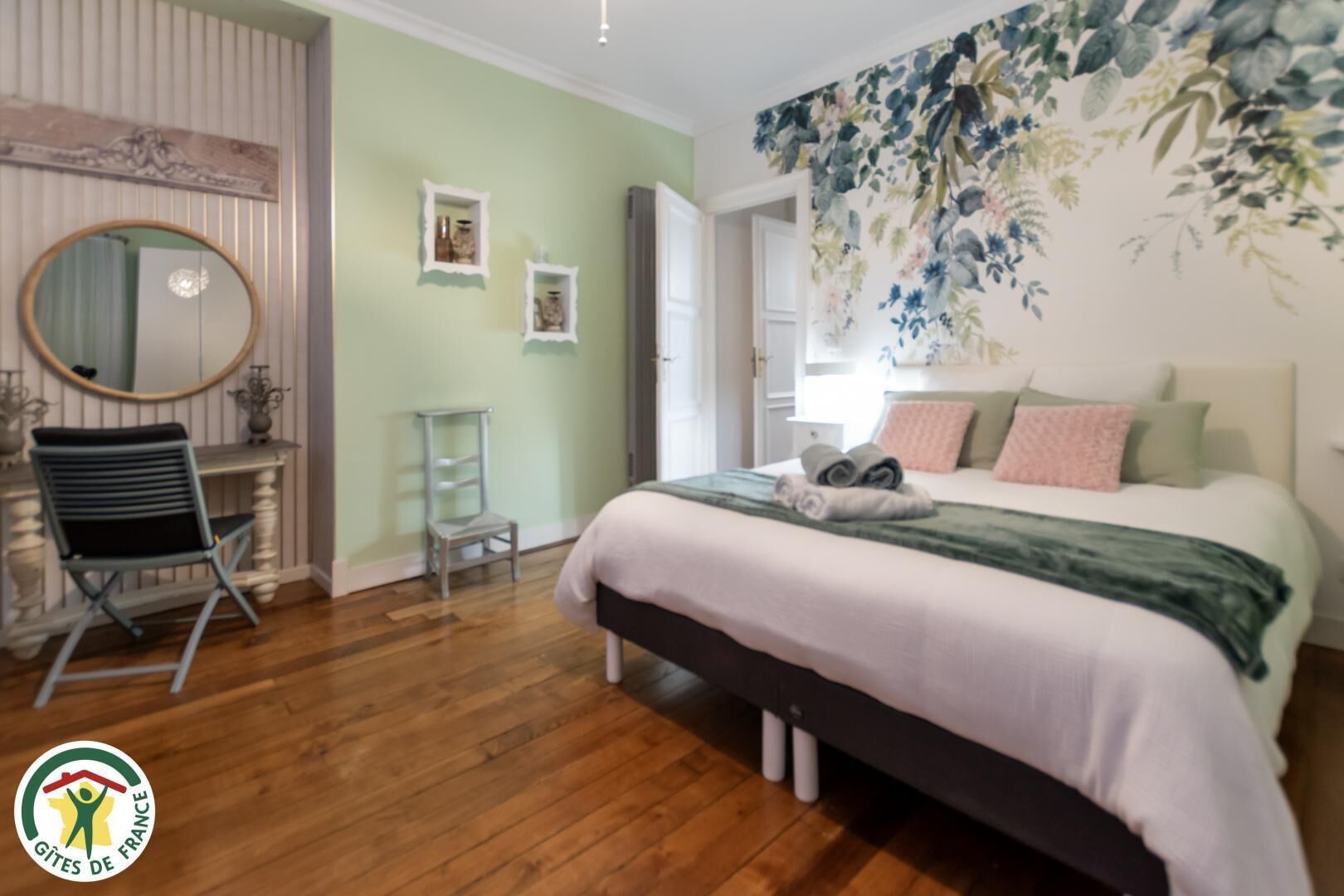 Travel cot, free WiFi, bed sheets