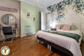 Cuna de viaje, wifi gratis y ropa de cama