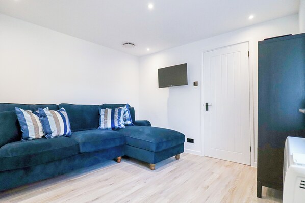 Smart TV - 1 bed bungalow, sleeps 4, 50 meters from the beach with off road parking.   (Weston-super-Mare)