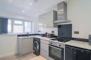 Fridge, microwave, oven, electric kettle - 1 bed bungalow, sleeps 4, 50 meters from the beach with off road parking.   (Weston-super-Mare)