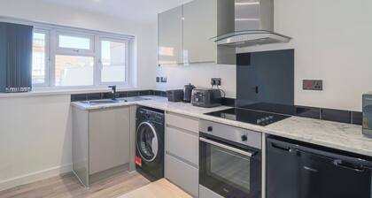 1 bed bungalow, sleeps 4, 50 meters from the beach with off road parking.
