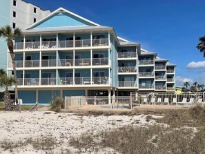 Exterior - Wade N Sea: balcony, pool, directly on the white sands of Gulf Shores (Gulf Shores)