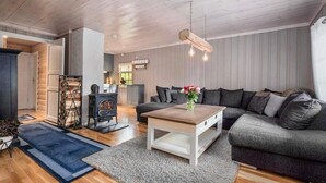 Een gezellige woonkamer met een bank, een salontafel en een open haard.