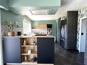 Micro-ondes, plaque de cuisson, lave-vaisselle