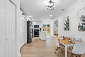 Fridge, microwave, oven, stovetop - Palmy Paradise (Tampa)