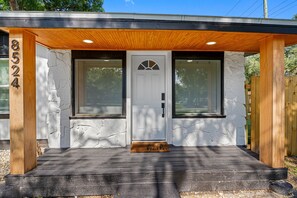 Exterior detail - Palmy Paradise (Tampa)