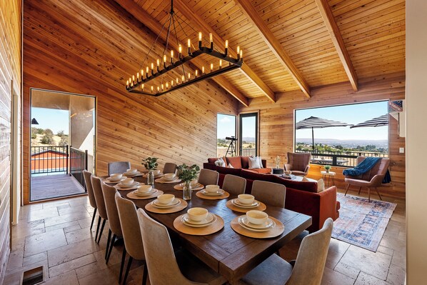 Dining - Large Cozy Estate w/ VIEWS! 5 Min to Downtown (Paso Robles)