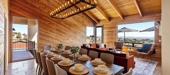 Large Cozy Estate w/ VIEWS! 5 Min to Downtown