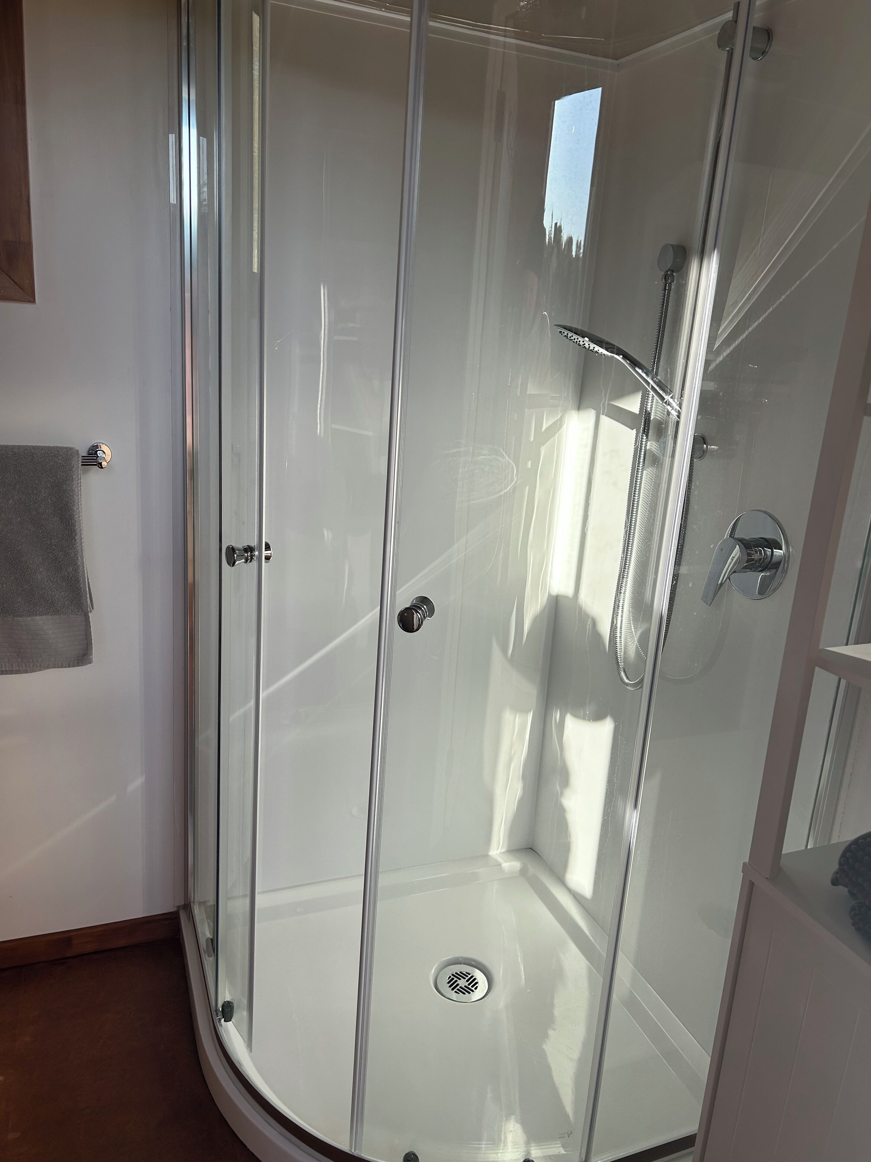 Douche, serviettes fournies, savon, papier toilette