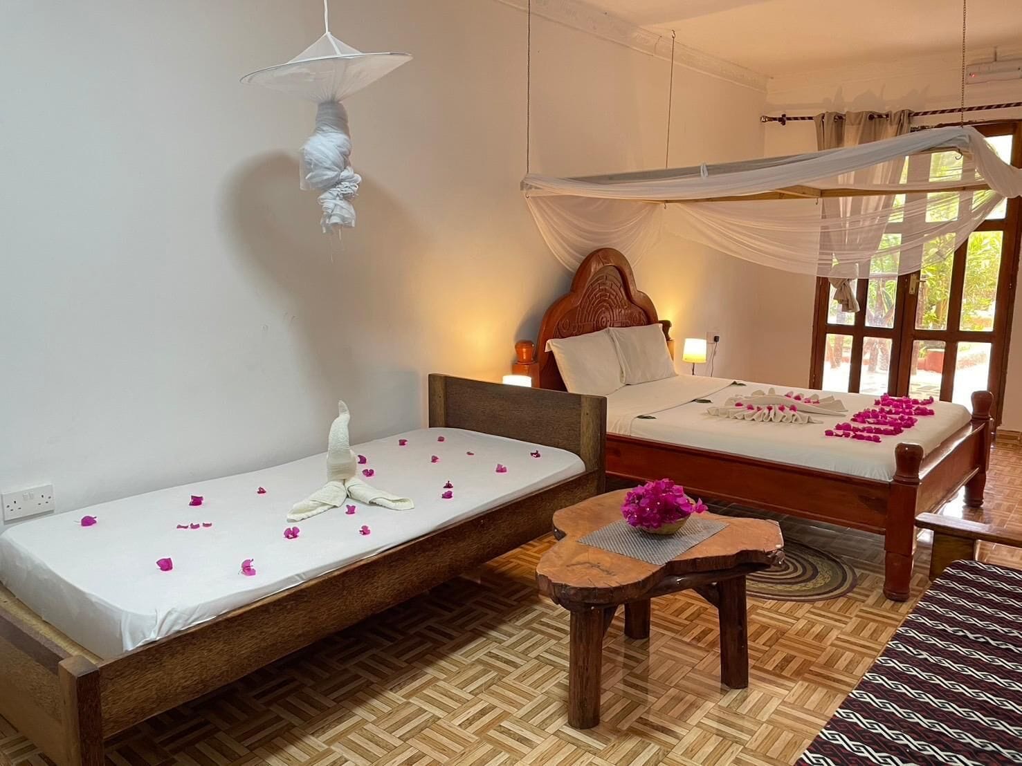 Espacio para trabajar con laptop y wifi gratis 