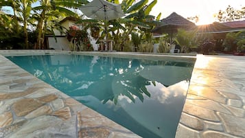 Hồ bơi ngoài trời