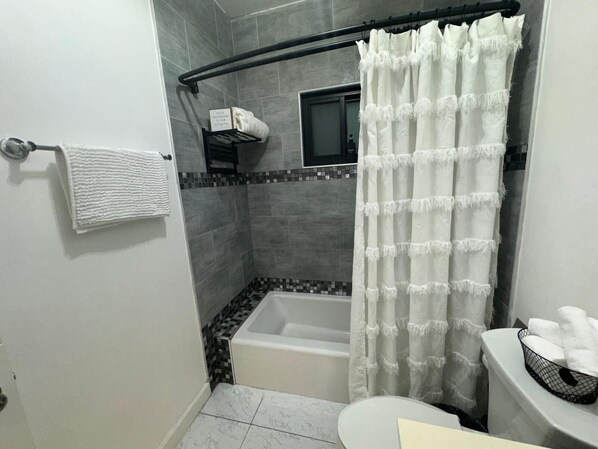 Toallas, jabón y papel higiénico