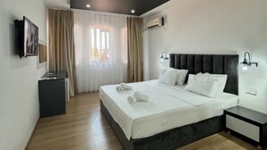 Sengetøy av topp kvalitet, memory foam-senger og safe på rommet