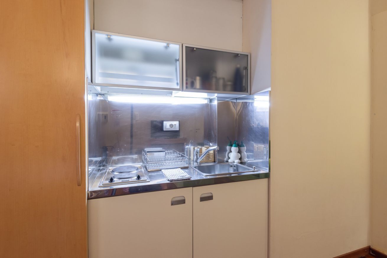 Kühlschrank, Mikrowelle, Wasserkocher mit Kaffee-/Teezubehör