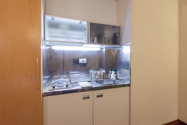 Kühlschrank, Mikrowelle, Wasserkocher mit Kaffee-/Teezubehör