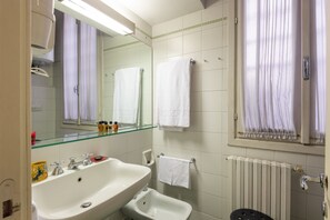 Dusche, Haartrockner, Bidet