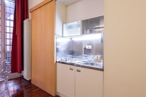 Kühlschrank, Mikrowelle, Wasserkocher mit Kaffee-/Teezubehör