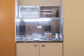 Kühlschrank, Mikrowelle, Wasserkocher mit Kaffee-/Teezubehör