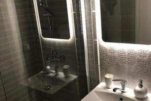 Shower, hair dryer, towels, soap - Alexia Apartment (Sibiu)