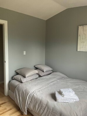2 habitaciones, tabla de planchar con plancha, wifi y ropa de cama 