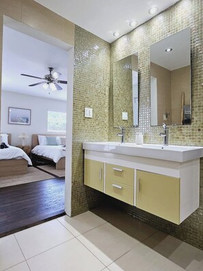 Shower - Brickell Enclave / Sunny Retreat with pool (Miami)