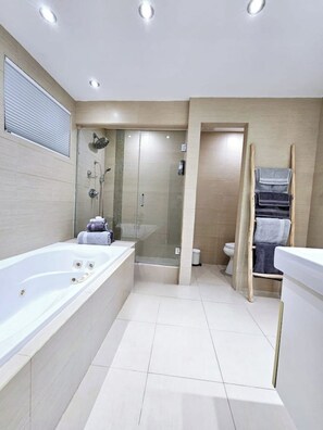 Shower - Brickell Enclave / Sunny Retreat with pool (Miami)