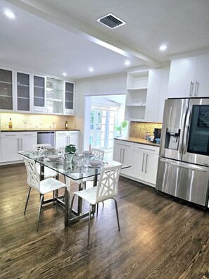 Microwave, stovetop, cookware/dishes/utensils - Brickell Enclave / Sunny Retreat with pool (Miami)