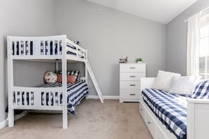 3 habitaciones, tabla de planchar con plancha, wifi y ropa de cama 
