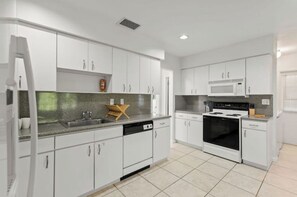 Fridge, microwave, stovetop, dishwasher