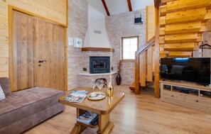 Smart TV, caminetto, impianto stereo