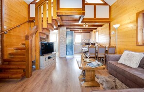 Smart TV, caminetto, impianto stereo