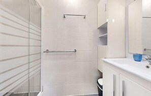 Shower - 3 bedroom beautiful home in Pont-Aven (Pont-Aven)