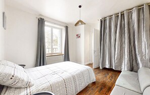 3 bedrooms, travel cot, bed sheets
