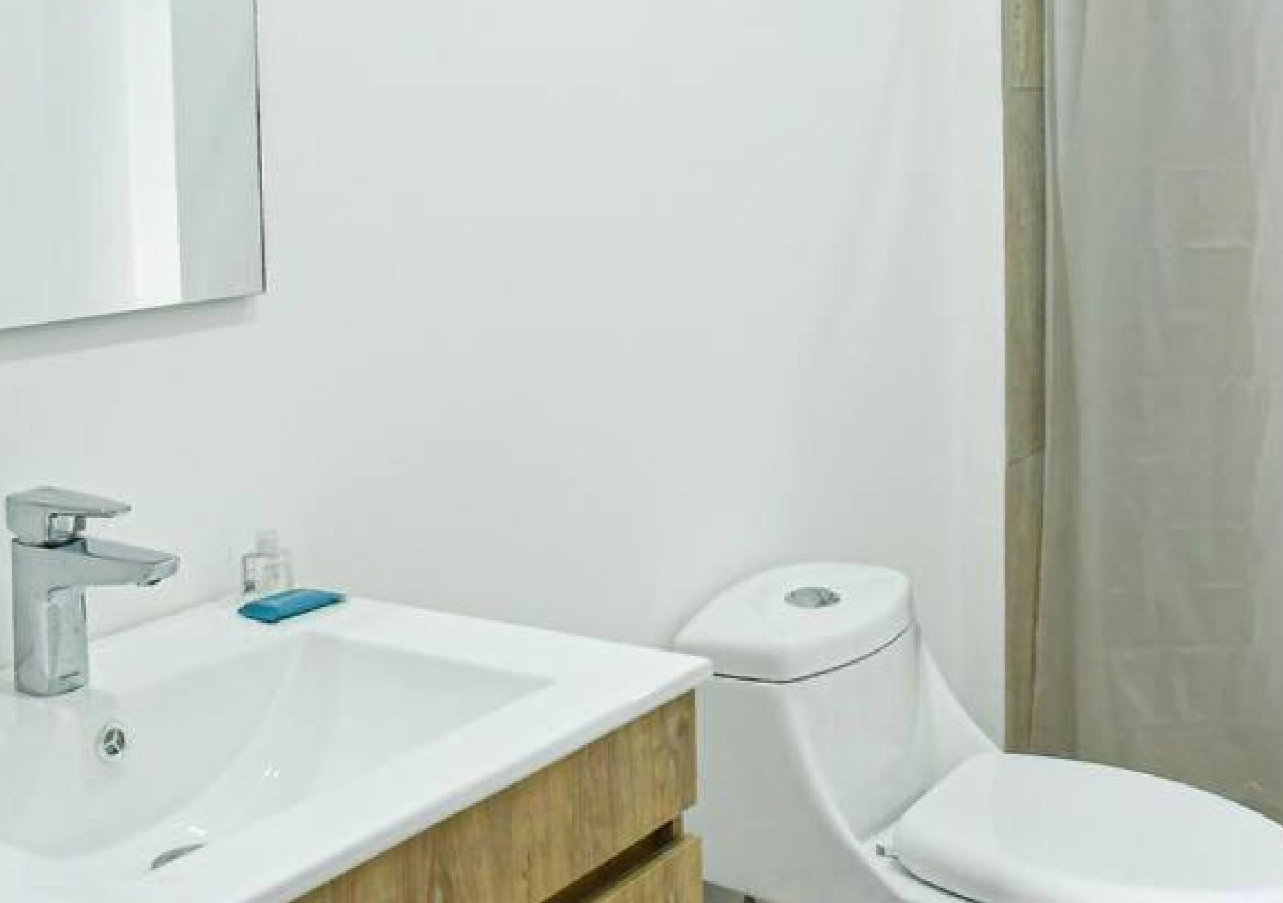 Serviettes fournies, savon, shampoing, papier toilette