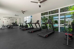 Ein Fitnessstudio mit Laufbändern, Ergometer und Gymbällen.