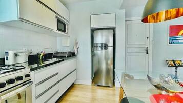 KylskÄp, mikrovÄgsugn, ugn och spishÀll