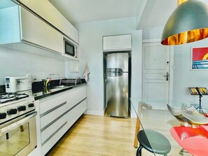 Fridge, microwave, oven, stovetop - Comfort and Convenience: Central Apartment 3 Blocks from the Beach in Floripa (Centro Florianópolis)