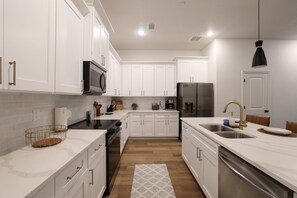 Een koelkast, een microgolfoven, een oven, een kookplaat