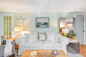 TV, books - Pet-Friendly Apt w/ Hot Tub Near the Hamptons! (Aquebogue)