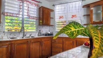 Køleskab, mikrobølgeovn, ovn, kogeplade