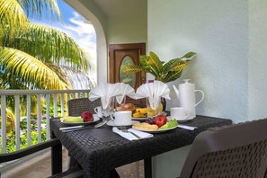 Outdoor dining - Ferapalms Tropical Escape Apartment (La Plaine)