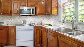 冷蔵庫、電子レンジ、オーブン、コンロ