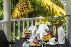 Outdoor dining - Ferapalms Tropical Escape Apartment (La Plaine)