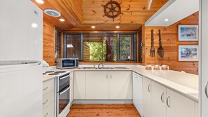 Fridge, microwave, oven, stovetop - Halcyon on the Basin by Experience Jervis Bay (Sanctuary Point)