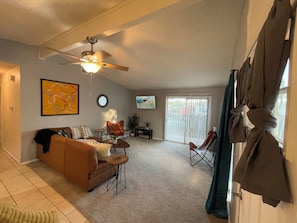 Smart TV - 2br/2bath King House 5 minutes to Downtown ATX! (Austin)