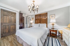 4 Schlafzimmer, Schreibtisch, Bügeleisen/Bügelbrett, Reisekinderbett