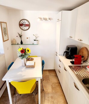 Cookware/dishes/utensils