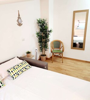 2 bedrooms, desk, WiFi, bed sheets