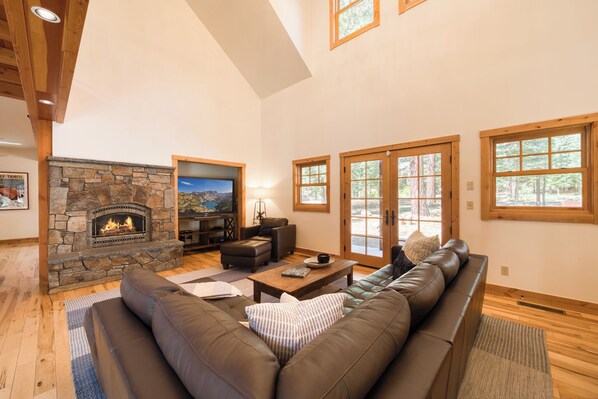 Smart TV, fireplace, DVD player, stereo